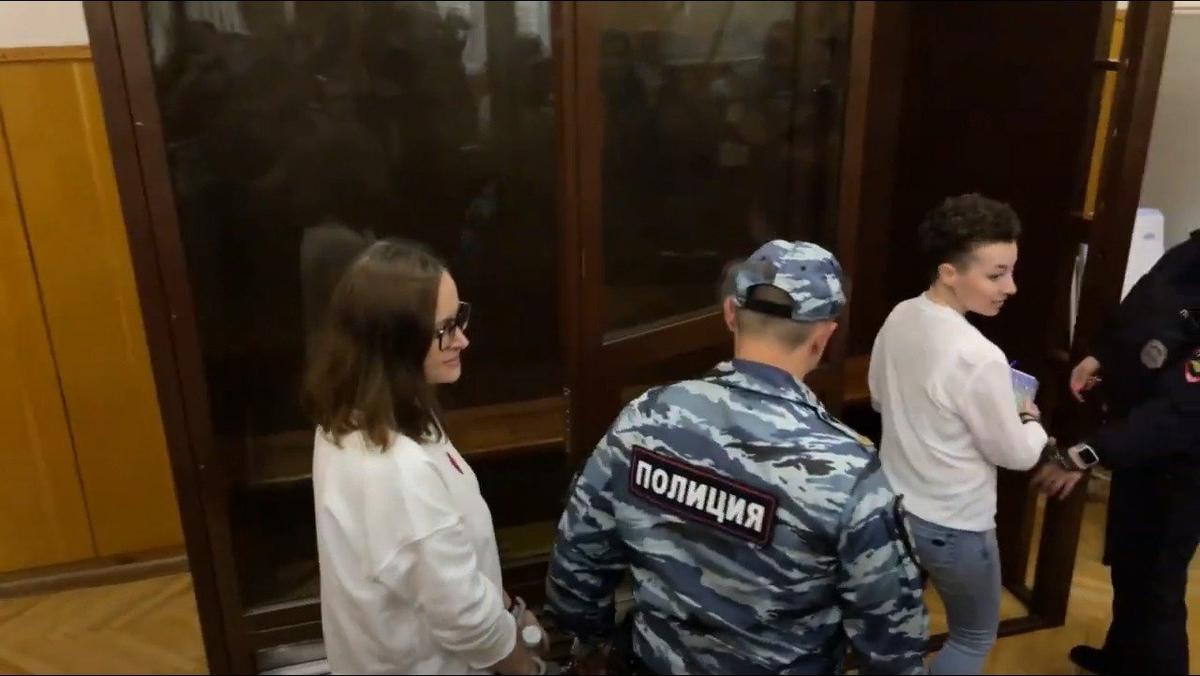 Заводят в «аквариум». Фото: Василий Полонский / «Новая газета»